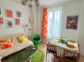 Le vintage, 10 min de Disneyland, 30 min de Paris - 50 m gare- 30 min CDG aéroport, hotel in Esbly