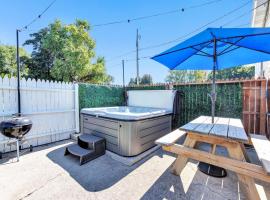 Oconto में, होटल Lazy River Villa - Hottub! Fenced Yard! Fire Pit!