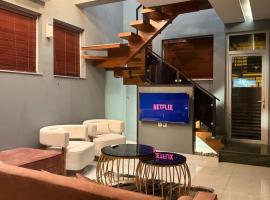 Cozy 3BR Entire Home In DHA Rahbar Lahore, hotel en Lahore