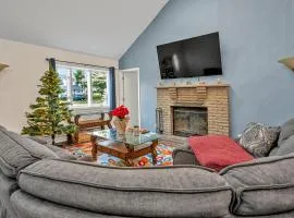 4BR Retreat with Hot Tub and Resort Style Amenities