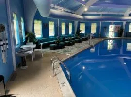 Stunning! Pocono Escape! HotTub Sauna Pool Ski Pet-Friendly Firepit Game Room Fireplace BBQ Lakes Tennis Fishing