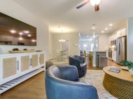 Townhome with Pool! 7 Mi to Ocean Isle Beach, Hotel in Shallotte