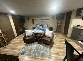 Cozy Cabin for Two by the Lake for a Peaceful Escape in Opelika, Alabama