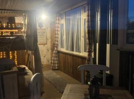 Bridie -rose with wood tub country retreat, ξενοδοχείο σε Kington