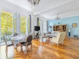 Luxury Notre Dame by BookingGuys