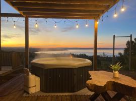 Cabin with Jacuzzi, hotel s vířivkou v destinaci Lago Ranco