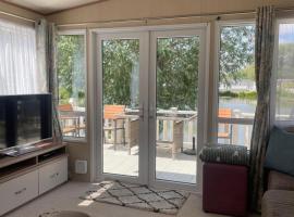 Lake Front 3 Bed Caravan in South Cerney, kemp v destinaci South Cerney