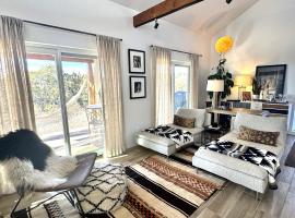 NEW Santa Fe Farmhouse Private & Intimate Retreat, hotel a Santa Fe