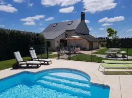 Family Cottage 4-6p with AC, Pool and Sauna