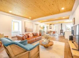 Vila Amorim - Stylish 4BR Home with Jacuzzi