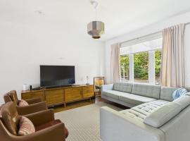 Gated Family Home with Chefs Kitchen, hotel en Chicago