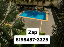 A Casa Paradisiaca l Luxo Piscina Super Hiper Quente 60 Graus Aquecimento Elétrico e Piscina Enorme com Roupa de Cama e Banho Aceitamos PET、カルダス・ノバスのグランピング施設