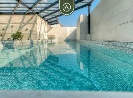 Luxury 2 BR Condo - Rooftop Pool with City View
