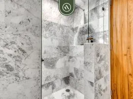 Luxury 2 BR Condo - Rooftop Pool with City View