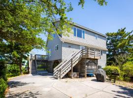 New Listing Steps from beach & sound access, hotel em Duck