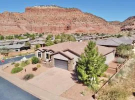 Upscale 4 bedroom family home near Zion w pool & hot tub