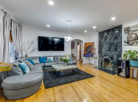 8 Mi to Jones Beach State Park! Cozy Home with Porch: Baldwin şehrinde bir otel