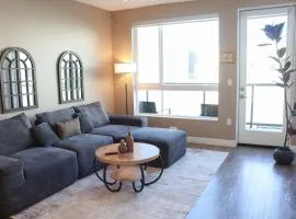 Urban Chic Home 10 Min from Disneyland With Pool & GYM