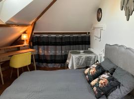 Chambre cosy avec salle de bain privative, kitchenette et bureau, Hotel in Caen