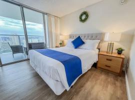 Two Amazing Views in One Spacious Condo Getaway, מלון בהונולולו