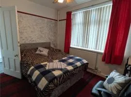 The Bungalow Double Room Leicester City Center Long & Short stays in Shared Home