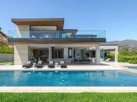 Luxurious Malibu 6BR Estate with Pool, Theatre, Views