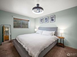 Ski Hill Views and Cozy Fireplace in Brianhead, hotel i Brian Head