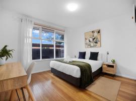 A Family Gem and a Sunshine Edge, hotel i Albion