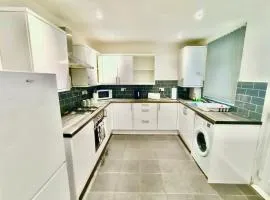 Cosy 4 Bedroom Liverpool Contractor & Family Stay