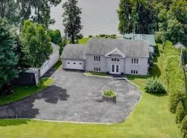 Heated Indoor Pool - Maison au Bord du Lac