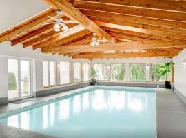 Heated Indoor Pool - Maison au Bord du Lac, hotel in Rigaud