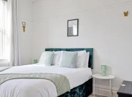 CLARK PROPERTY ESTATES - Spacious Home by the Sea - Families, Contractors, Parking, WiFi, Sleeps 6, Long Stays