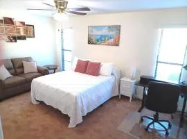 SUN CITY WEST - Homestay - Private Room, Private Bath, Wi-Fi, Workspace with Garage