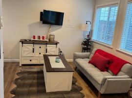 Private Cozy Retreat near Downtown Salinas!, hotel v destinaci Salinas