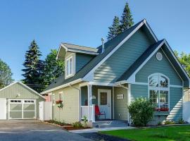 CDA Getaway! King Beds, Gear Storage, RV & Trailer Parking, 1 Mile to the Lake!, hotel a Coeur d'Alene