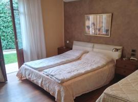 Family rooms with full kitchen in Lake Garda, hotel in Cavalcaselle