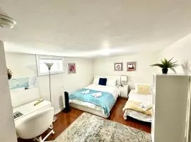 Spacious room near subway & shops