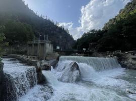 Umbrella Hotel Neelam Valley, hotel Kundālshai városában