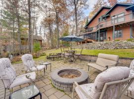 Benoit Lake Escape! Luxe Northwoods Cabin, hotel a Webb Lake