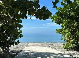 Front Beach Villa, Pool & Basket