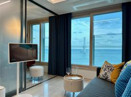 Ocean Front Apartment, hotel a Busan