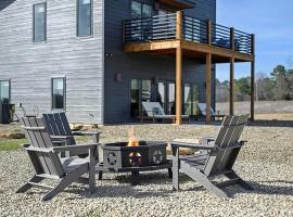 Modern Cabin Escape - Hot Tub - Game Room - Pets, hotel in Stephens Gap