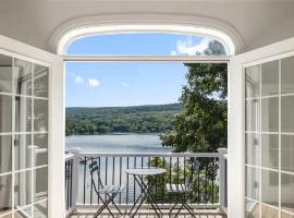 Lakeview Villa with Private Hot Tub, Firepit & Breathtaking Cliff Views、Greenwood Lakeのホテル