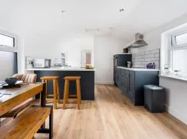 Modern and Comfy Church Rd Flat 2 with Parking