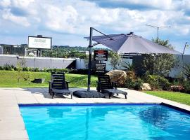 Deplatinum Luxury Apartment-A Home away with love, hotel in Sandton