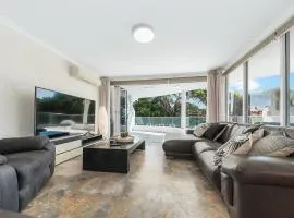 Premium Beachfront Stay, Space & Style APT