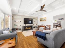 Dolphin Cove - Pet Friendly with Fireplace, hotel in Callala Bay