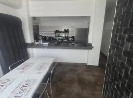 Departamento céntrico, moderno de 2 habitaciones frente al Estadio Modelo y coliseo, cerca del Aeropuerto de Guayaquil