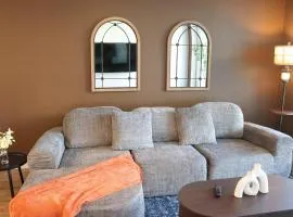 Resort-Style APT with Pool, Gym & Parking 10min to Disneyland