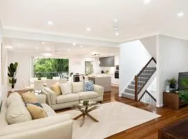 Large Family Pool Home in Taringa 6km to CBD Pets